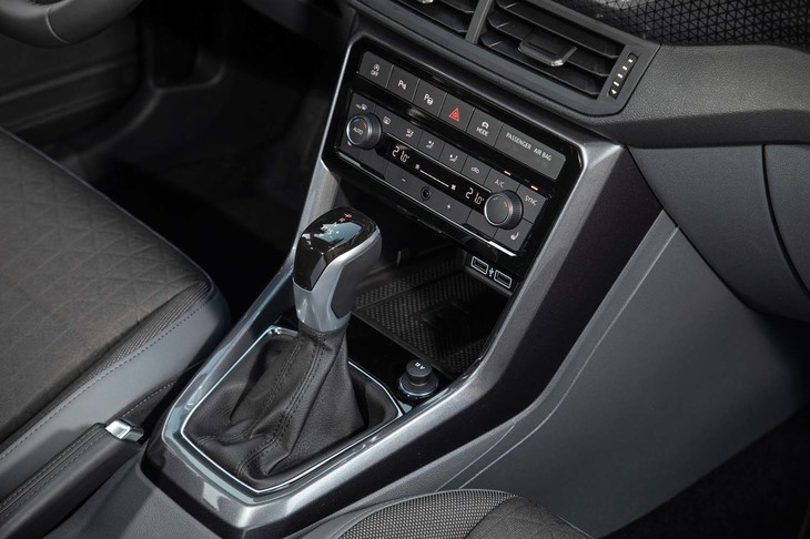 
	1リッター直3ターボエンジン搭載車のうち、115ps仕様のものには7段AT（DSG）または5段MTが、95psのモデルには5段MTが組み合わされる。
	