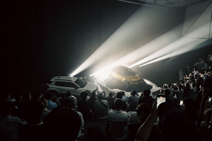 発表会場のステージ上でアンベールされた「ジープ・アベンジャー」。