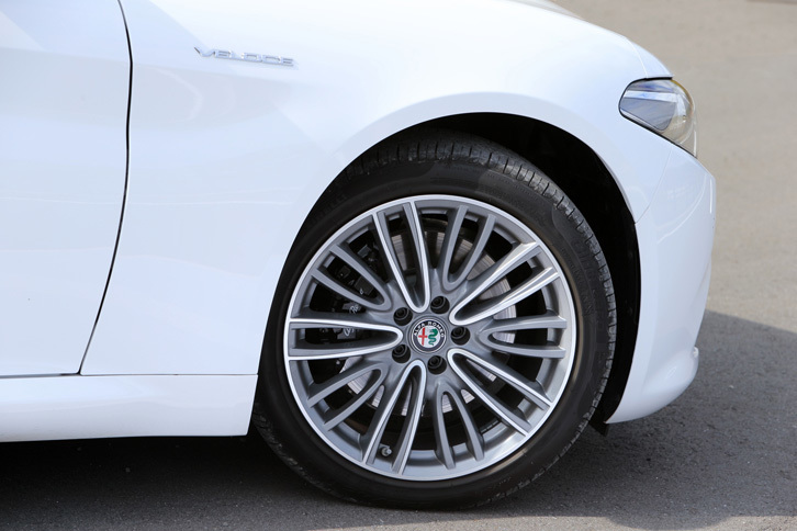 タイヤサイズは前後同径の225/45R18。FR車の場合、リアのサイズが255/40R18となる。