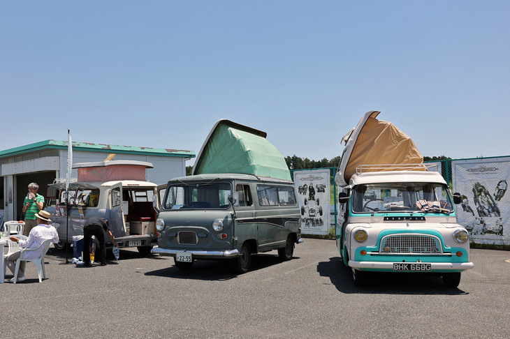 パドックに並んだ3台の1960年代の英国製キャンパー。単なるムード演出用ではなく、キッチンカーやバイクのトランスポーターとして実際に使われているところがすばらしい。
