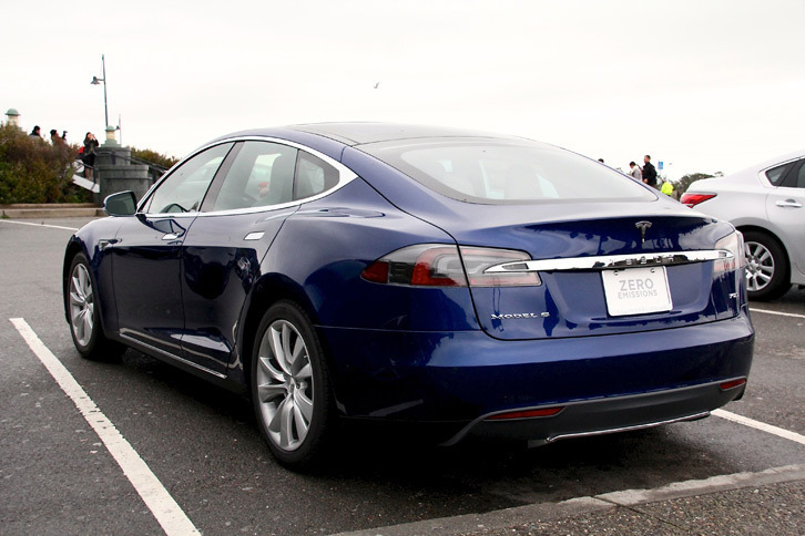 「テスラ・モデルS」のリアビュー。