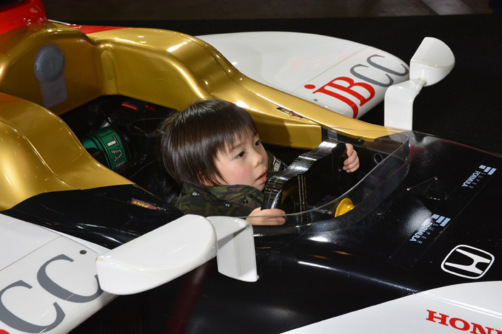 フォーミュラカー「SF14」を使ったレース走行の体験コーナー。