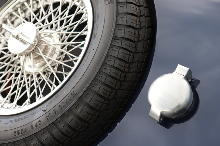 給油口はリアに配置。無骨なアルミ製のフューエルキャップのロックを解除するのには、結構な力が必要だった。