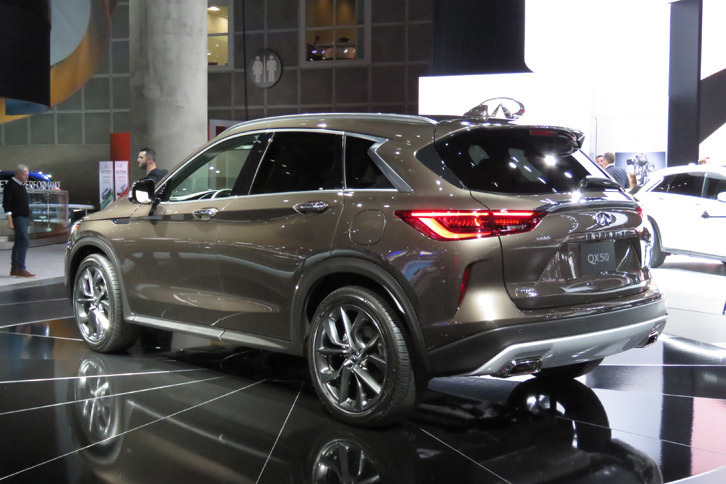 “く”の字型のCピラーは、インフィニティの最新モデルに共通するデザインである。