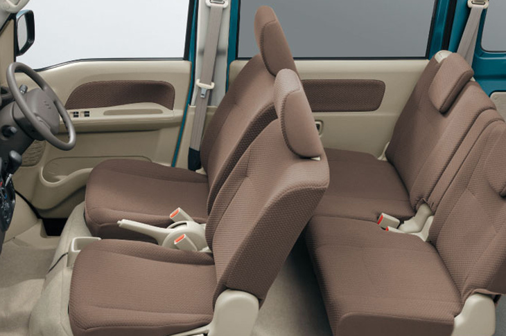 「エブリイJOINターボ」のキャビン。運転席シートヒーターや助手席シートバックテーブルなどが採用される。