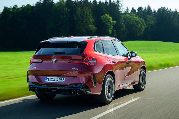 「M50 xDrive」はMスポーツサスペンションやMスポーツディファレンシャルなどを標準装備。シャシーは過度に締め上げられておらず乗り味は洗練されていた。