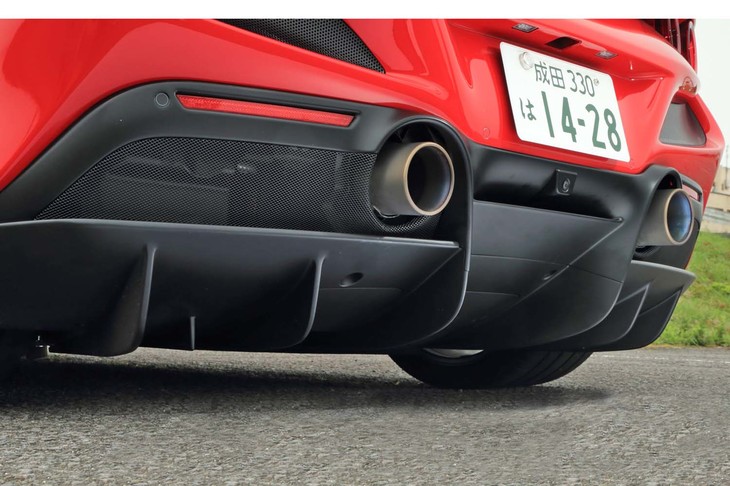 リアバンパー下部には大仰な6本のフィンを備えたディフューザーを装備する。