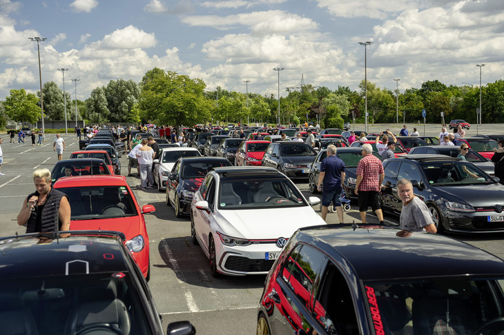 「GTI FAN FEST 2024」の第1回会場となったフォルクスワーゲンの本社には、新旧さまざま、色とりどりの「ゴルフGTI」が集結。ファンの祭典にふさわしいホットな雰囲気が味わえた。