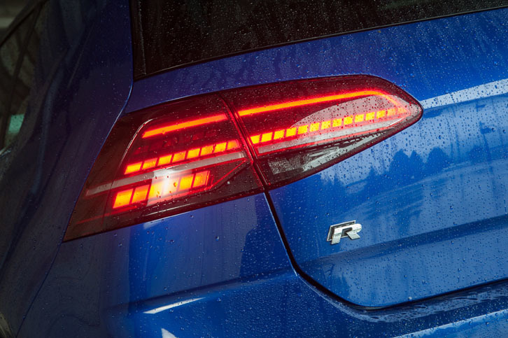 今回のマイナーチェンジでは、「ゴルフ」全車のテールランプがLED化された。さらに「R」には、流れるタイプのウインカー「ダイナミックターンインジケーター」も標準で備わる。