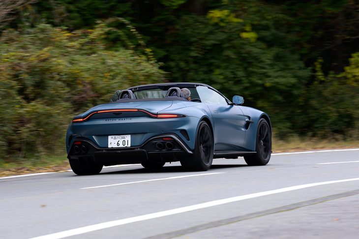 足まわりはフロントが不等長式ダブルウイッシュボーン、リアがマルチリンクで電子制御式可変ダンパーを装着。全体的な乗り味としては従来モデルよりも優しくなったようだ。