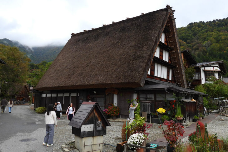 白山白川郷ホワイトロードの東の入り口は、その名のとおり白川郷にある。こんな機会もないと生涯行かないと思うので、立ち寄ってみた。平日なのに駐車場渋滞のヒドいこと！ そして海外の方の多いことにびっくりした。