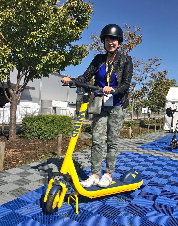 
	電動キックボード「WIND 3.0」に試乗中の筆者。同モデルは、埼玉をはじめとする拠点で実際にレンタルされている。
	