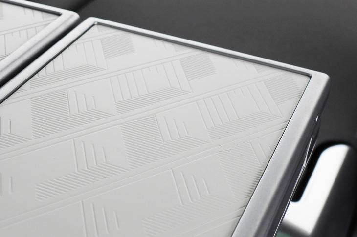 レンジローバーSVビスポーク1858エディション（格納式テーブル）