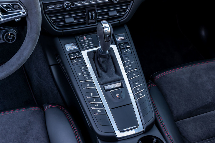 トランスミッションは「PDK」と呼ばれるDCT（7段）。ポルシェは最新世代モデルでコックピットからスイッチ類を減らすデザイン戦略を進めているが、「マカン」ではマイナーチェンジ後の最新型でもシフトレバーまわりに整然とスイッチ類が並んでいる。