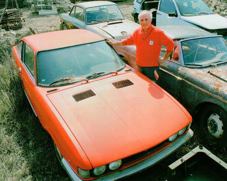 元ガソリンスタンド店主のジュゼッペさん。その“コレクション”のひとつである1971年「モレッティ128クーペ」と。2005年撮影。