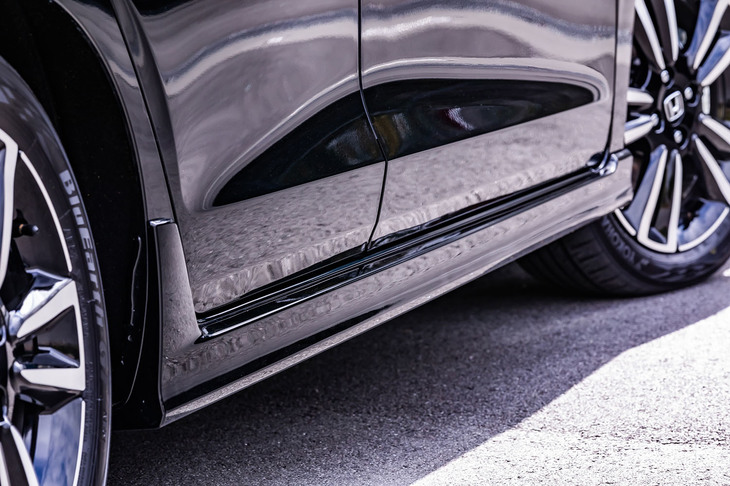 前後ドアの下部に組み込まれたピアノブラック塗装のサイドシルガーニッシュも「フィットe：HEV RS」の専用アイテム。