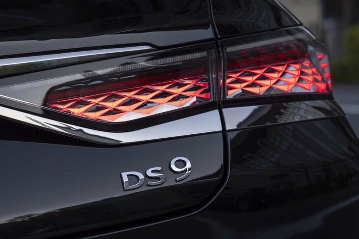 リアコンビランプの内部はひし形を組み合わせた複雑なデザインとなっている。パリのルーヴル美術館にあるガラスのピラミッドをモチーフにしたという。