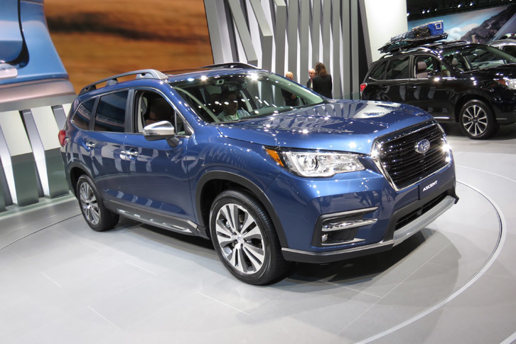 スバルが世界初公開した3列シートSUV「アセント」。