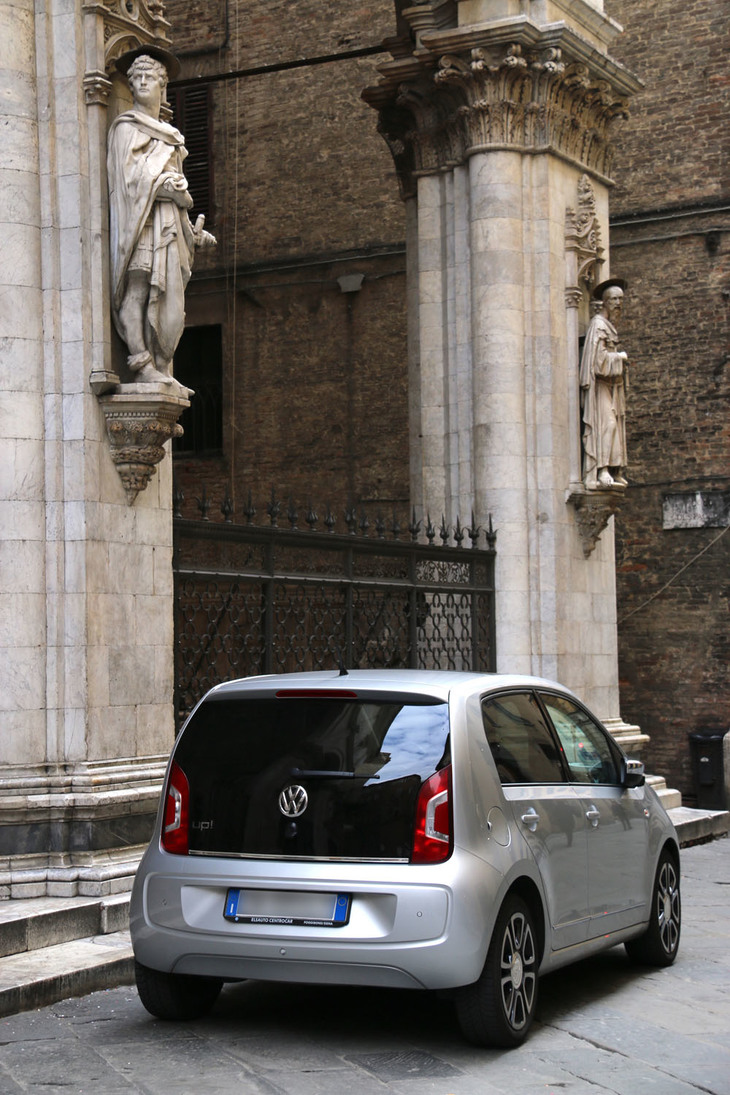 シエナ旧市街の「商人のロッジア」前にたたずむ「フォルクスワーゲンup!」。