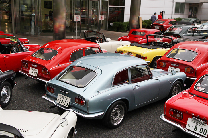 びっしり隙間なく止められた参加車両。「S800クーペ」はテールゲートを備えたスポーツワゴン風のファストバックスタイルを持つ。前身となる「S600クーペ」の発売当初のキャッチフレーズは、「ビジネスにも最適」だった。