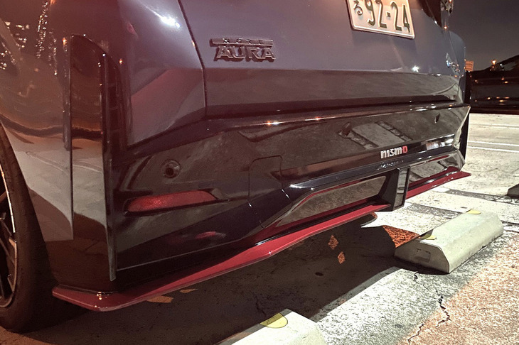 NISMO専用のリアバンパーは両サイドにエアスプリッターをレイアウト。床下からの風をきれいに流すレイヤードディフューザーも備わる。リアバンパーの中央にはお約束の「nismo」ロゴエンブレムと、バックフォグが組み込まれている。