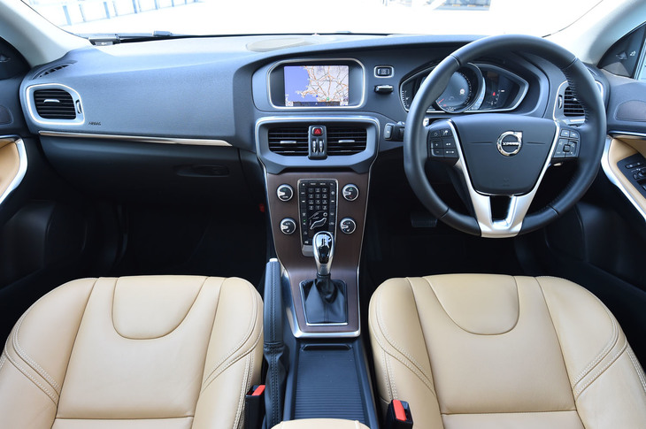 「スウェーデンの家の居心地のよさ」を念頭にデザインされた「V40」のインテリア。試乗車では、アンバーのシートカラーとチャコールのインテリアカラーが組み合わされていた。