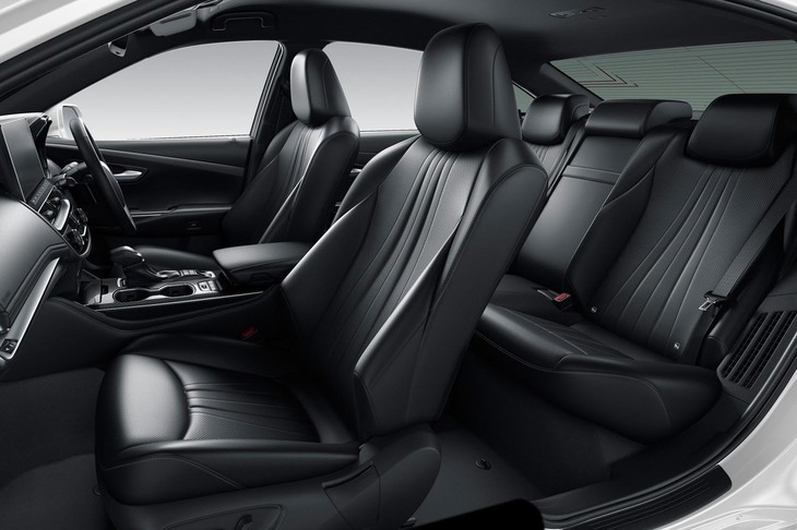 セダンにとって、荷室と分け隔てられた、ドライバーオリエンテッドなキャビンは重要な要素。果たして、次期「クラウン」の車内空間は……。写真は「クラウンRSアドバンス」のもの。