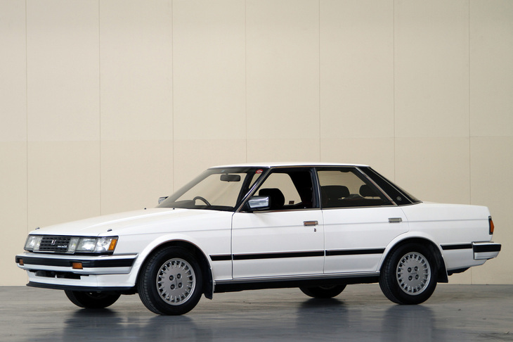 トヨタ・マークII
	1984年に登場した7代目となるGX70型（写真）は、それまでの「コロナマークII」から車名が「マークII」へと変更された。当時マークIIはトヨタ店系列の取り扱いで、トヨタオート店系列の「チェイサー」、ビスタ店系列の「クレスタ」とともにマークII三兄弟と呼ばれた。