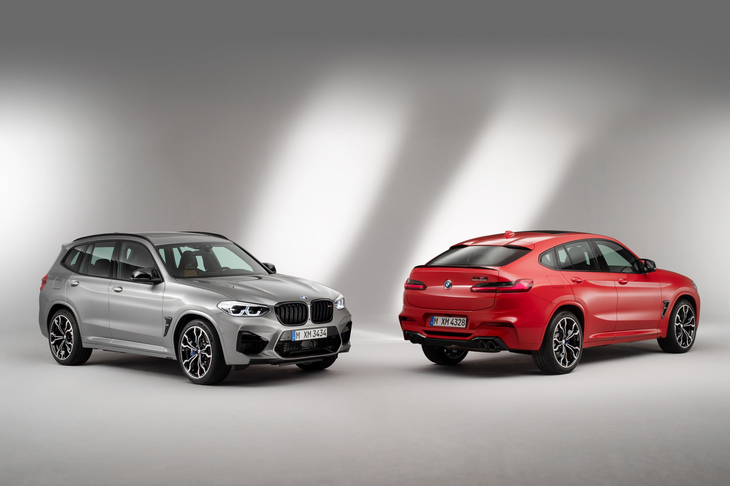 「BMW X3 M」（写真右）と「BMW X4 M」（写真左）。