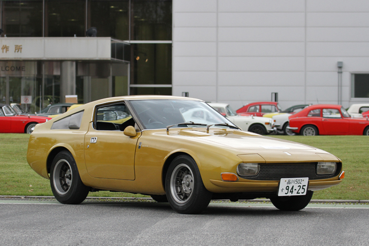 「グリフォン」。日本のカスタムビルダーの草分け的存在である「カロッツェリア・ワタナベ」が、「S600」のシャシーにオリジナルのクーペボディーを載せたモデル。FRP製ボディーの工作レベルは非常に高い。