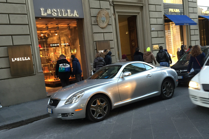 「レクサスSC」。もはや車齢10年以上だが、こうした日本製ラグジュアリーカーは今日欧州で入手困難とあってか、大切に乗られている場合が多い。2015年冬、クリスマスを控えたフィレンツェで。