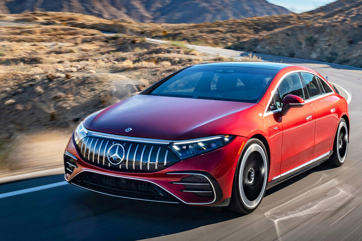 伝統的なクルマの形を、本気で捨てにかかったメルセデス・ベンツEQシリーズのセダン群。このデザインを私たちはどう受け止めるべきなのか？　……さて問題です。このクルマは「EQE」でしょうか？　「EQS」でしょうか？（正解は当記事最後の写真キャプションで！）