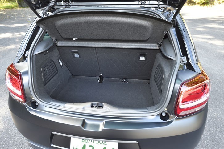 ラゲッジスペースは約270リッター（VDA方式）。後席には6：4分割可倒機構が備わる。