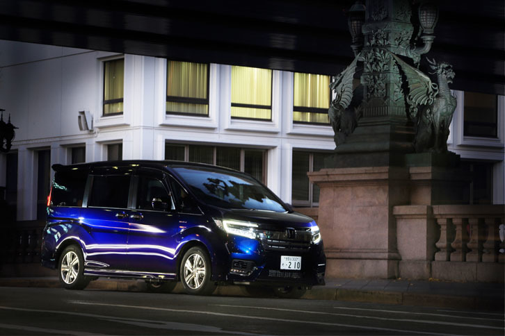 今回のドライブの目的地は富士急ハイランド。東京・日本橋を出発し、中央自動車道を西へと向かう行程だ。