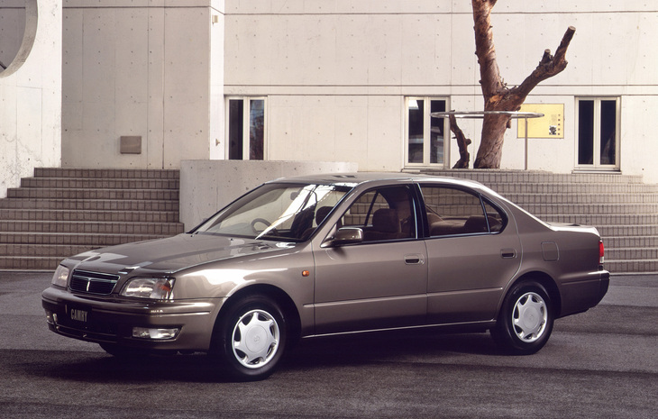 1994年に登場した5代目「カムリ」。当初は直4エンジンを積んだ5ナンバーサイズの4ドアセダンのみに戻された。フロントグリルにはT字モチーフが復活している。