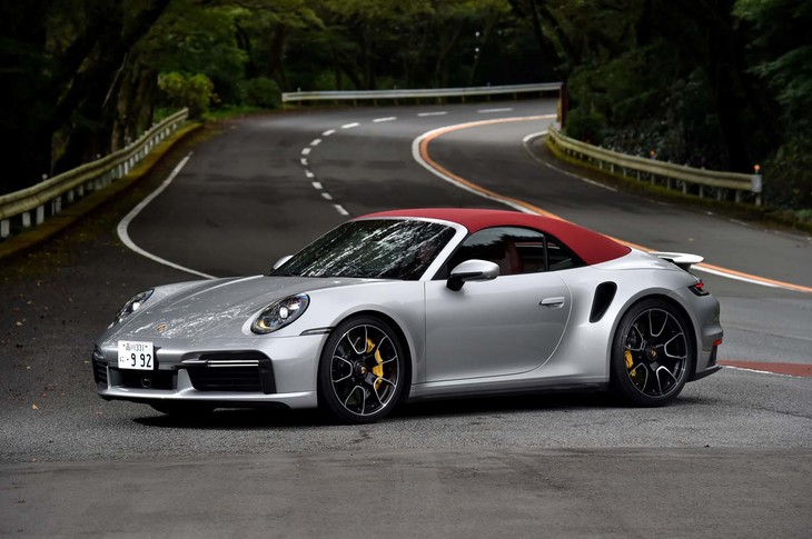 【ポルシェ911ターボSカブリオレのスペック】
	ボディーサイズ：全長×全幅×全高＝4535×1900×1301mm／ホイールベース：2450mm／車重：1710kg（DIN）／駆動方式：4WD／エンジン：3.8リッター水平対向6 DOHC 24バルブ ターボ／トランスミッション：8段AT／最高出力：650PS（478kW）/6750rpm／最大トルク：800N・m（81.6kgf・m）/2500-4000rpm／タイヤ：（前）255/35ZR20 97Y／（後）315/30ZR21 105Y（グッドイヤー・イーグルF1スーパースポーツ）／燃費：11.3リッター/100km（約8.8km/リッター、欧州複合モード）／価格：3235万円
	
	【取材時の燃費データ】
	テスト距離：268.4km（市街地1：高速道路7：山岳路2）／使用燃料：41.8リッター（ハイオクガソリン）／参考燃費：6.4km/リッター（満タン法）／7.0km/リッター（車載燃費計計測値）