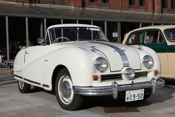 4台のオースチンはいずれも日本では珍しいが、筆者も初めて見たのがこれ。3つ目風の独特のマスクを持つ1950年「A90アトランティック コンバーチブル」。後述する「オースチン・ヒーレー100」と同じ2.6リッター直4 OHVエンジンを積む。