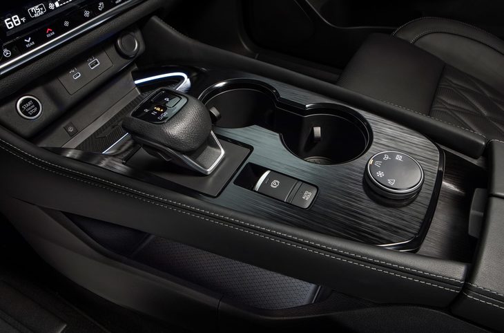 シフトセレクターは新たにバイワイヤ式を採用。セレクターレバーの後方にはドライブモードの切り替えダイヤルがレイアウトされる。