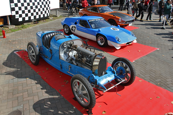 3台の特別展示車両。手前から、かつて『カーグラフィックTV』のオープニングに登場した「ブガッティT35T」、「ロータス・ヨーロッパ」をベースにしたレーシングマシンである「ロータス47GT」、そして先に紹介した「日産フェアレディZ432R」。