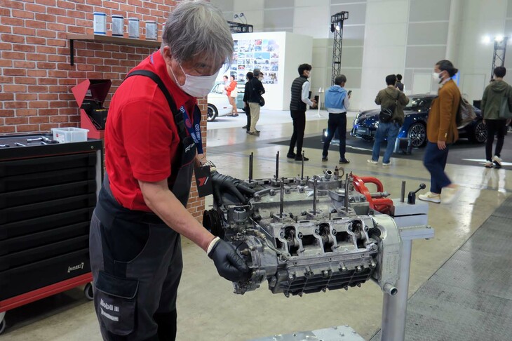 空冷時代の水平対向6気筒エンジンの分解デモンストレーションの様子。