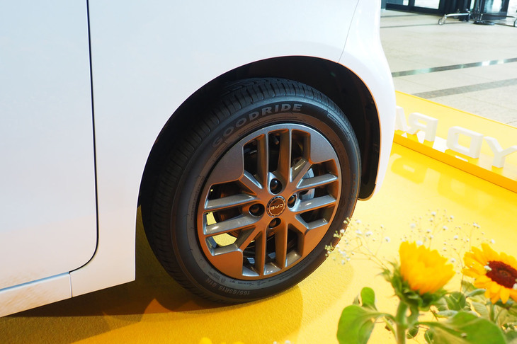 フロントホイール。装着されるタイヤのサイズは165/65R15。