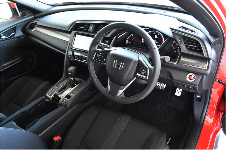 「ハッチバック」と「セダン」のインテリアは共通。セダンのトランスミッションはCVTのみ、ハッチバックにはCVTと6MTが用意される。