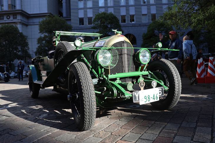 西日をスポットライトのように浴びながら、帰路につく1927年「ベントレー4-1/2リッター オールド・マザー・ガン」。