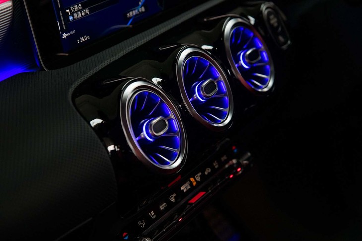 ダッシュボードに備わる、タービンを模した形状のエアアウトレット。その内部もアンビエントライトが照らしている。