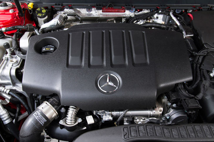 「A200d」のディーゼルエンジン「OM654q」ユニットは、「Eクラス」や「Cクラス」で導入されている「OM654」をベースに“横置き化”されたもの。320Nmの最大トルクを1400rpmの低回転域で発生する。