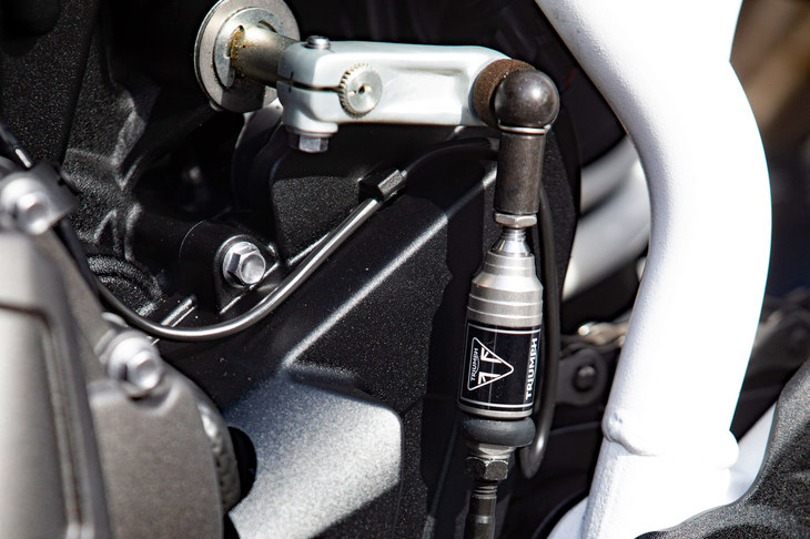 変速時のクラッチ操作を省略できるクイックシフター。上位グレードの「タイガー900ラリー プロ」「タイガー900 GTプロ」に標準装備される。
