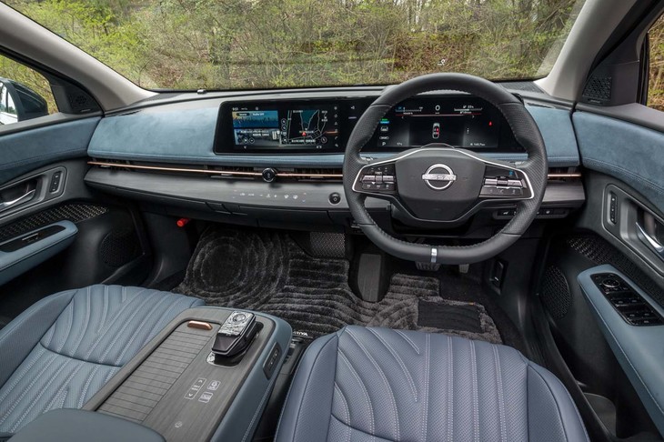 スエード調素材とウッド調パネルが多用された室内は上質感にあふれている。センターコンソールは電動で前後にスライドする。