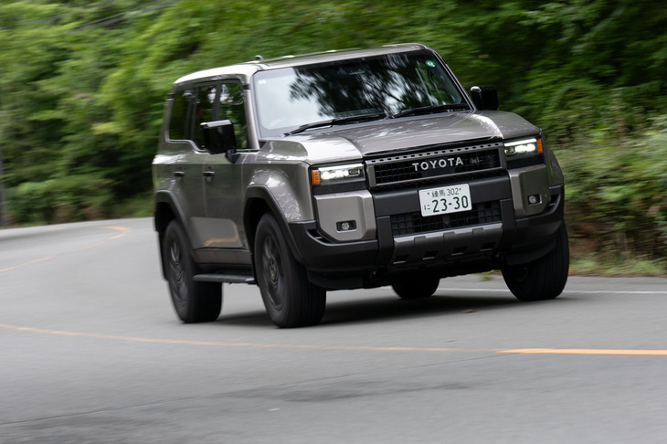 ドライブモードは舗装路向けが「SPORT／NORMAL／ECO」の3種類。「MTS」が備わる「ZX」には6種類のオフロード用モードも用意され、「4H」選択時には「AUTO／DIRT／SAND／MUD／DEEP SNOW」から、「4L」選択時には「AUTO／SAND／MUD／ROCK」から、好適なものをセレクトできる。