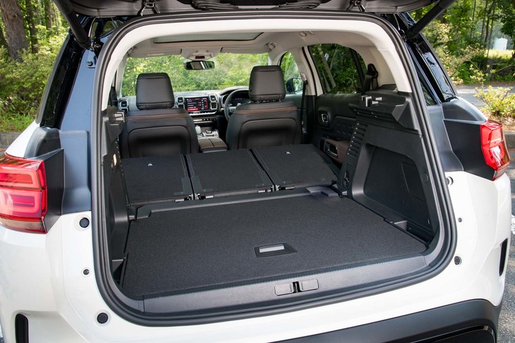 リアシートの背もたれをすべて倒したときの荷室容量は1630リッター。シートを前にスライドさせたときに荷室の床面との間に生じる溝をふさぐふたが付いているのが便利。