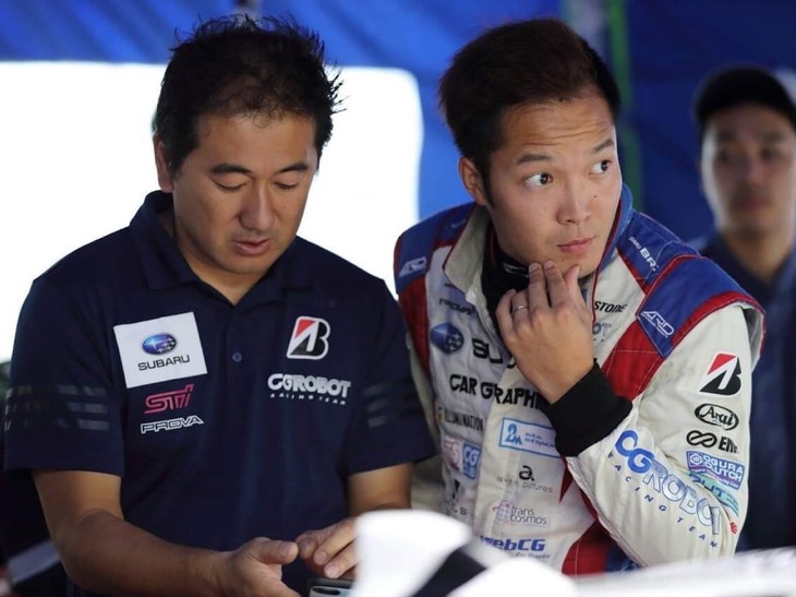 次はプロフェッショナルシリーズの予選です。結果は井口選手10位、久保選手（写真右）11位。プロフェッショナルシリーズもコース上はウエット路面で、途中、黄旗区間が出た場面も。難しい予選でした。